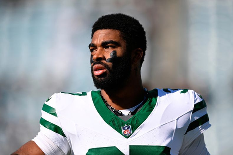 ARCHIVO - El esquinero de los Jets de Nueva York, QwanTez Stiggers, calienta antes de un partido de fútbol americano de la NFL contra los Jaguars de Jacksonville, en Jacksonville, Florida, el 14 de diciembre de 2025. (Foto AP/Phelan M. Ebenhack, Archivo)