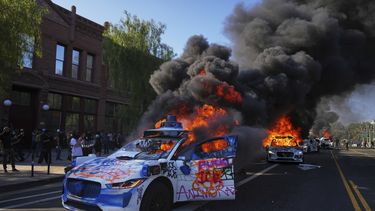 Varios taxis de Waymo arden cerca del Centro Metropolitano de Detención en el centro de Los Ángeles, el domingo 8 de junio de 2025, tras la protesta del día anterior contra las redadas migratorias. (AP Foto/Eric Thayer)