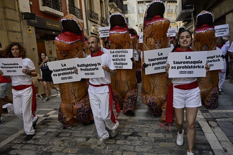 Protesta de dinosaurios contra los encierros de San Fermín