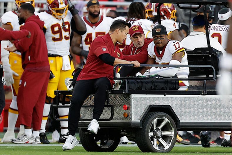 Terry McLaurin (17), receptor abierto de los Commanders de Washington, es retirado del campo en un carrito después de sufrir una lesión durante la primera mitad del partido de la NFL ante los 49ers de San Francisco, el lunes 19 de octubre de 2026, en Santa Clara, California. (AP Foto/Kelley L. Cox)