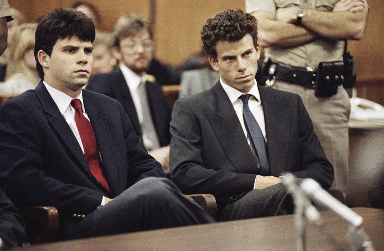 ARCHIVO - Lyle, a la izquierda, y Erik Menéndez sentados en la Corte Municipal de Beverly Hills, donde sus abogados retrasaron la presentación de sus alegatos en su nombre, en Beverly Hills, California, el 12 de marzo de 1990. (AP Foto/Nick Ut, Archivo)