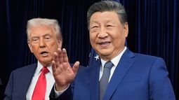 El presidente chino, Xi Jinping, a la derecha, saluda junto al mandatario estadounidense Donald Trump en el Aeropuerto Internacional de Gimhae, en Busan, Corea del Sur, el jueves 30 de octubre de 2025. (AP Foto/Mark Schiefelbein)