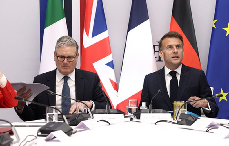 El primer ministro británico Keir Starmer, izquierda, y el presidente francés Emmanuel Macron copresiden una reunión multinacional virtual en el palacio presidencial de los Elíseos, en París, el viernes 17 de abril de 2026. (Tom Nicholson/Pool Foto vía AP)