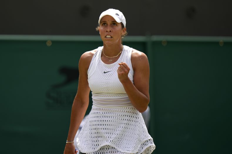 La estadounidense Madison Keys celebra tras ganar un punto en el encuentro ante la rusa adolescente Mirra Andreeva en el encuentro de cuarta ronda de Wimbledon el lunes 10 de junio del 2023. (AP Foto/Alastair Grant)