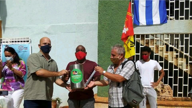 el espia gerardo hernandez premia a carlos tabares con la regadera de los cdr