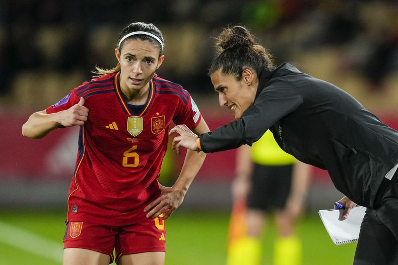 ARCHIVO - La técnica de España Montserrat Tomé (derecha) da instrucciones a la volante Aitana Bonmatí durante la semifinales de la Liga de Naciones contra Holanda, el viernes 23 de febrero de 2024, en Sevilla, España. (AP Foto/José Bretón)