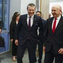 El secretario de Defensa de Estados Unidos, Pete Hegseth, a la izquierda, camina con el secretario británico de Defensa, John Healey, antes de una cumbre bilateral en un aparte de la cumbre de ministros de Defensa en la sede de la OTAN en Bruselas, el miércoles 12 de febrero de 2025. (Johanna Geron, Pool Foto via AP)