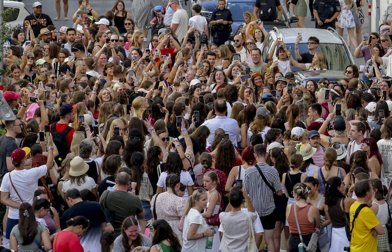 Swifties se reúnen y cantan en el centro de Viena el jueves 8 de agosto de 2024. Los organizadores de tres conciertos de Taylor Swift en el estadio de Viena esta semana los cancelaron el miércoles después de dos arrestos por un aparente complot para lanzar un ataque contra un evento en el área de Viena como los conciertos. (Foto AP/Heinz-Peter Bader)
