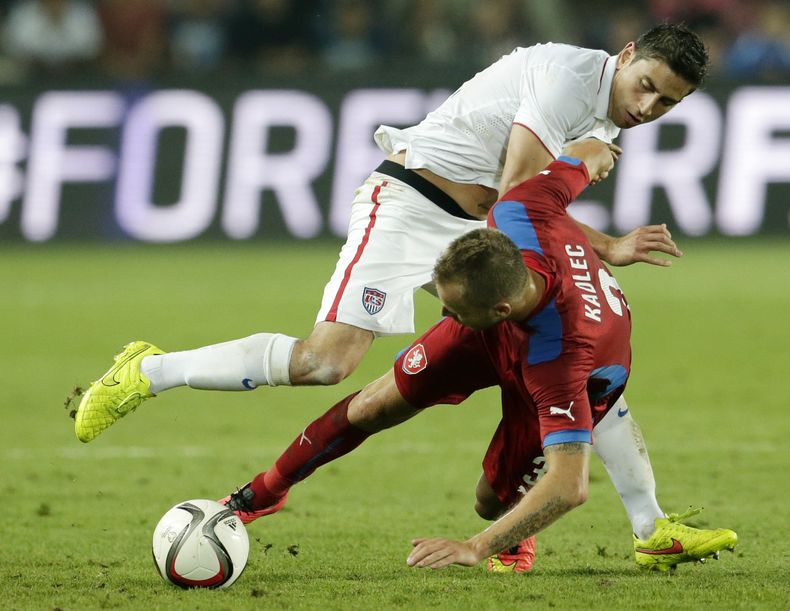 El checo Michal Kadlec, debajo, le disputa el bal&oacute;n al estadounidense Alejandro Bedoya en un partido amistoso de f&uacute;tbol en Praga el mi&eacute;rcoles, 3 de septiembre del 2014.  (Foto AP/Petr David Josek)