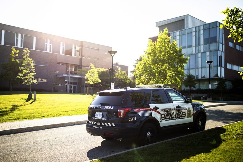 Un vehículo de la Policía Regional de Waterloo estacionado cerca del lugar de un apuñalamiento en la Universidad de Waterloo, el miércoles 28 de junio de 2023, en Waterloo, Ontario. (Nick Iwanyshyn/The Canadian Press via AP)