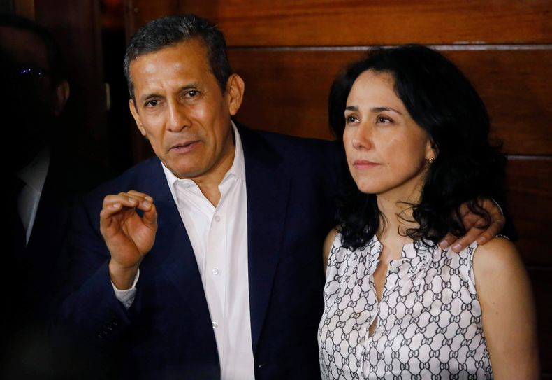 ARCHIVO - El expresidente de Perú, Ollanta Humala, acompañado de su esposa Nadine Heredia, habla con los periodistas en la entrada de su casa después de ser liberados de prisión en Lima, Perú, el 30 de abril de 2018. (AP Foto/Joel Alonzo, Archivo)