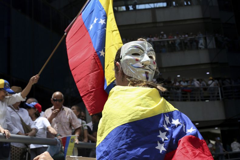 Los partidarios de la oposición protestan por la reelección del presidente Nicolás Maduro un mes después de la disputada votación, que los líderes de la oposición afirman que ganaron de manera aplastante, en Caracas, Venezuela, el miércoles 28 de agosto de 2024. (AP Foto/Cristian Hernández)