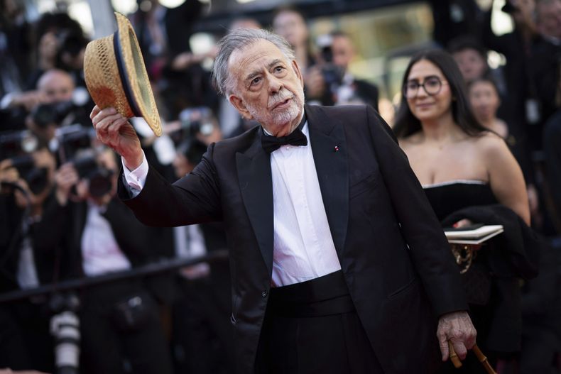 El director Francis Ford Coppola posa a su llegada a la premiere de Megalopolis en la 77a edición del Festival de Cine de Cannes en Francia el jueves 16 de mayo de 2024. (Foto Scott A Garfitt/Invision/AP)