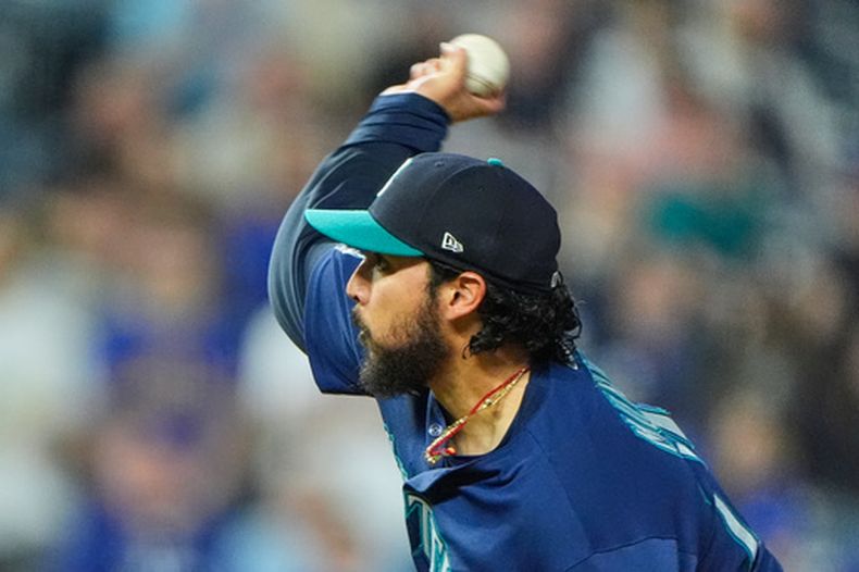 El mexicano Andrés Muñoz, de los Marineros de Seattle, lanza en el noveno inning del juego del viernes 22 de mayo de 2026 ante los Reales de Kansas City (AP Foto/Charlie Riedel)