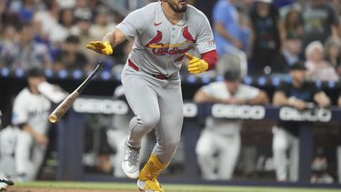 Iván Herrera de los Cardenales de San Luis tras conectar un sencillo remolcador ante los Marlins de Miami, el martes 19 de agosto de 2025, en Miami. (AP Foto/Lynne Sladky)