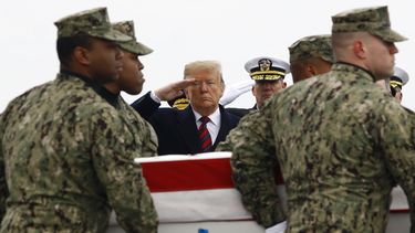 Trump rinde homenaje a estadounidenses muertos en Siria