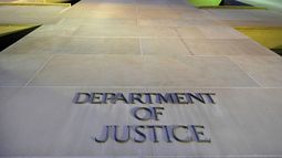 El sello del Departamento de Justicia de Estados Unidos en la sede de esa institución en Washington, el 14 de mayo del 2013. (AP foto/J. David Ake)