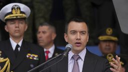 El presidente de Ecuador, Daniel Noboa, en su intervención durante una ceremonia de entrega de equipamiento a la policía, en la escuela policía General Alberto Enríquez Gallo en Quito, Ecuador, el lunes 22 de enero de 2024. (AP Foto/Dolores Ochoa)