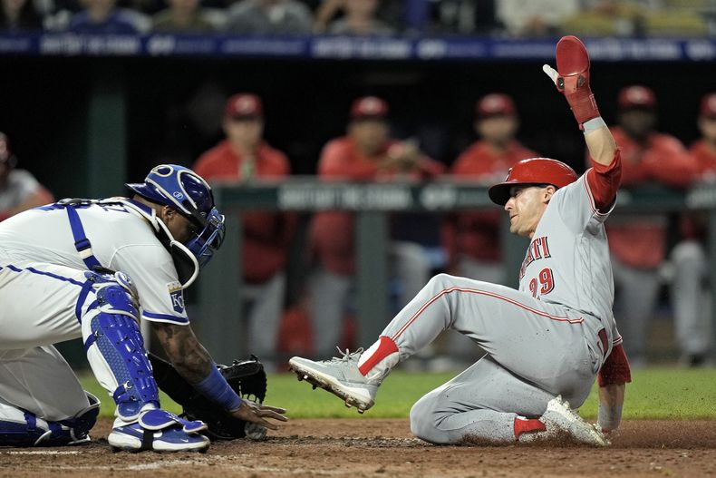 TJ Friedl de los Rojos de Cincinnati supera el tag de cátcher de los Reales de Kansas City Salvador Pérez para anotar la carrera de la victoria en el encuentro del lunes 12 de junio del 2023. (AP Foto/Charlie Riedel)