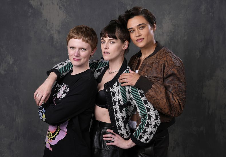 Rose Glass, izquierda, directora y coguionista de la película Love Lies Bleeding posa con las actrices Kristen Stewart, centro, y Katy M. OBrian en el Hotel Four Seasons el lunes 4 de marzo de 2024, en Los Ángeles. (Foto AP/Chris Pizzello)