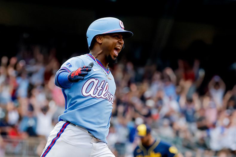 Ozzie Albies, de los Bravos de Atlanta, celebra tras conectar el jonrón de dos carreras para ganar el partido contra los Cerveceros de Milwaukee durante la novena entrada de un juego de béisbol, el sábado 20 de junio de 2026, en Atlanta. (Foto AP/Erik S. Lesser)