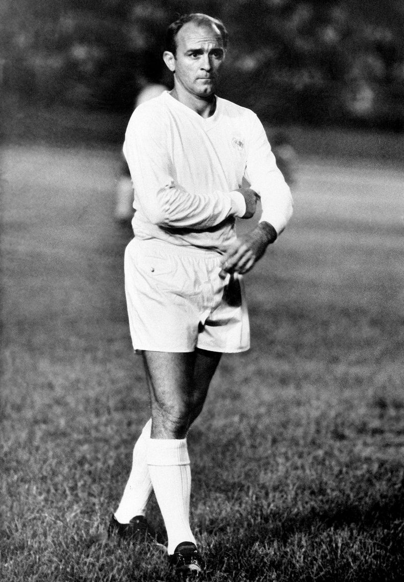 Alfredo Di St&eacute;fano aparece en una cancha de f&uacute;tbol en un partido el 25 de agosto de 1963 en Caracas, Venezuela. El ex jugador del Real Madrid falleci&oacute; el lunes 7 de julio de 2014.  (AP Foto, archivo)