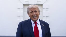 El presidente Donald Trump habla con los reporteros en la Casa Blanca, el miércoles 23 de abril de 2025, en Washington. (AP Foto/Alex Brandon)