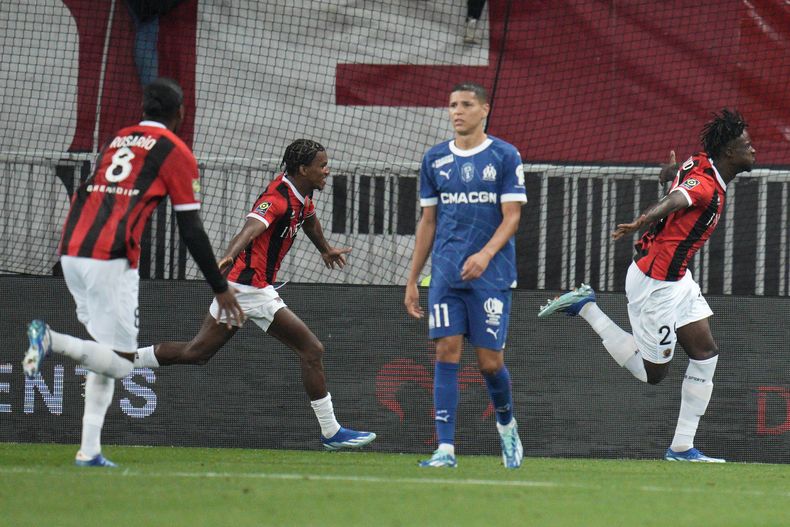 Evann Guessand (derecha) festeja tras anotar en un encuentro de la liga francesa ante Marsella, el sábado 21 de octubre de 2023 (AP foto/Daniel Cole)