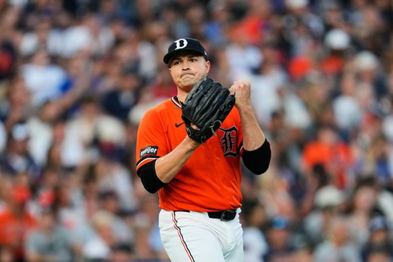 Tarik Skubal, lanzador de los Tigres de Detroit, reacciona tras conseguir su último out en el juego ante los Reales de Kansas City, el viernes 24 de julio de 2026 (AP Foto/Paul Sancya)