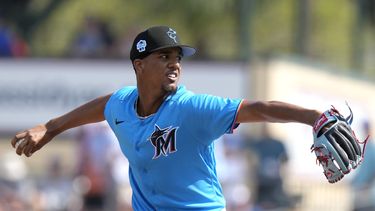 ARCHIVO - Eury Pérez, relevista de los Marlins de Miami, hace un lanzamiento en el duelo del sábado 4 de marzo de 2023, ante lo Mets de Nueva York (AP Foto/Lynne Sladky, archivo)