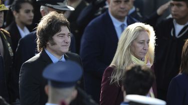 El presidente de Argentina, Javier Milei, y su hermana, la secretaria general de la presidencia Karina Milei, llegan a una ceremonia para conmemorar el 43er aniversario del conflicto entre Argentina y Reino Unido por las islas Malvinas, en Buenos Aires, Argentina, el miércoles 2 de abril de 2025. (AP Foto/Natacha Pisarenko)