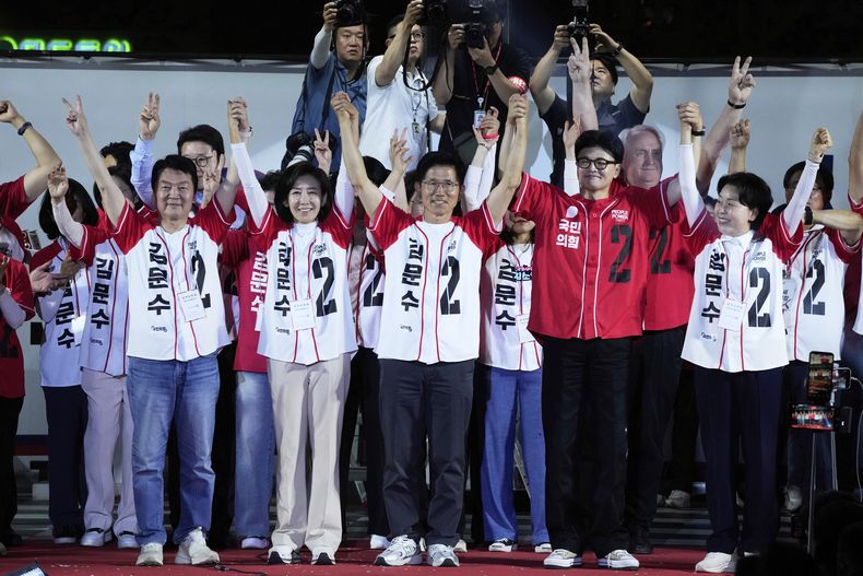 Kim Moon Soo, candidato presidencial del Partido del Poder Popular durante un evento de campaña junto a los miembros de su partido en Seúl, Corea del Sur, el lunes 2 de junio de 2025. (AP Foto/Ahn Young-joon)