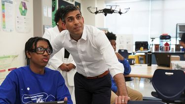 El primer ministro británico Rishi Sunak observa la operación de un dron al visitar una escuela en Washington, el 7 de junio de 2023. (Kevin Lamarque/Pool Photo via AP)