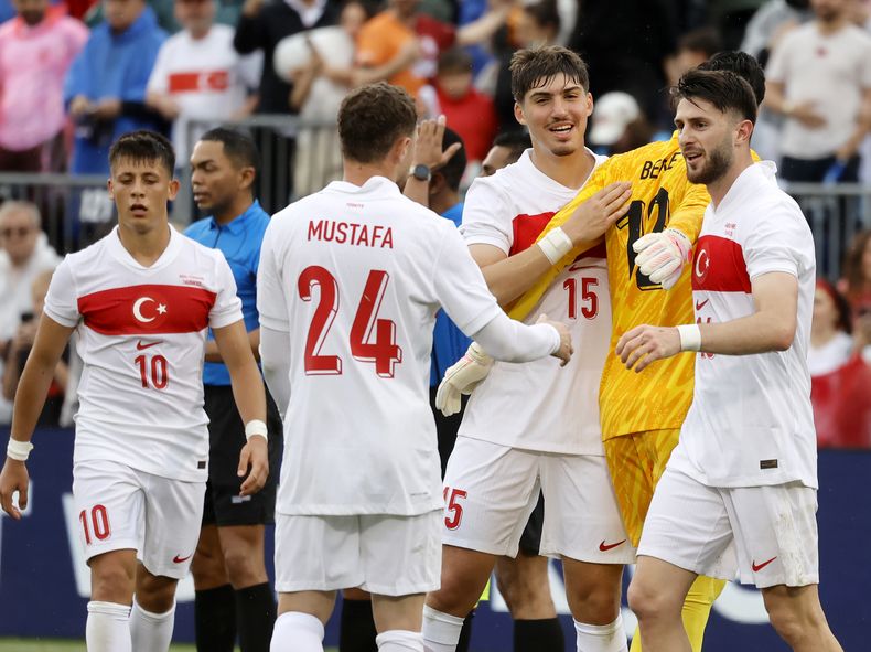 Yusuf Akcicek (15) festeja con sus compañeros de la selección de Turquía la victoria sobre Estados Unidos en un partido amistoso disputado el sábado 7 de junio de 2025 en East Hartford, Connecticut (AP Foto/Mary Schwalm)