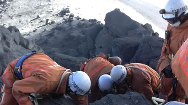americateve | En esta foto del 1 de octubre del 2014 difundida por el departamento de bomberos de Nagoya, los bomberos buscan v&iacute;ctimas entre las cenizas despedidas por la erupci&oacute;n de un volc&aacute;n el s&aacute;bado en el monte Ontake. (AP Foto/Nagoya Ci