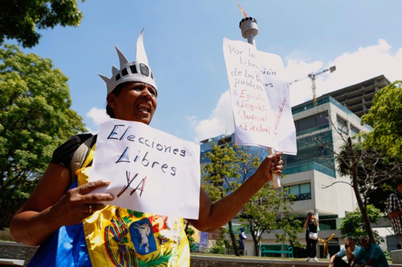Una persona protesta en la plaza Alfredo Sadel exigiendo elecciones presidenciales libres en Caracas, Venezuela, el jueves 7 de mayo de 2026. (Foto AP/Pedro Mattey)