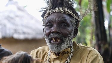 El curandero Atukung Tafala habla durante una entrevista con The Associated Press ante su santuario con forma de iglú en Kampala, Uganda, el sábado 21 de junio de 2025. (AP Foto/Hajarah Nalwadda)