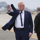 El presidente Donald Trump saluda a su llegada al Aeropuerto Internacional Newark Liberty en Newark, Nueva Jersey, el sábado 26 de abril de 2025, al regresar de un viaje para asistir al funeral del papa Francisco en el Vaticano. (AP Foto/Evan Vucci)