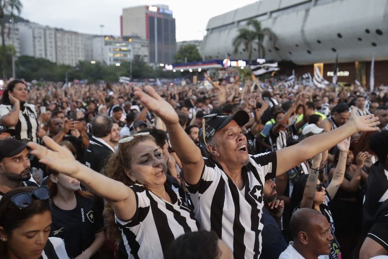 Hinchas del Botafogo de Brasil vitorean durante el desfile de regreso a casa de su equipo después de ganar el torneo de fútbol Copa Libertadores, en Río de Janeiro, el domingo 1 de diciembre de 2024. (AP Foto/Bruna Prado)