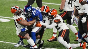 Ejecutiva de Browns será coach de receptores ante Steelers