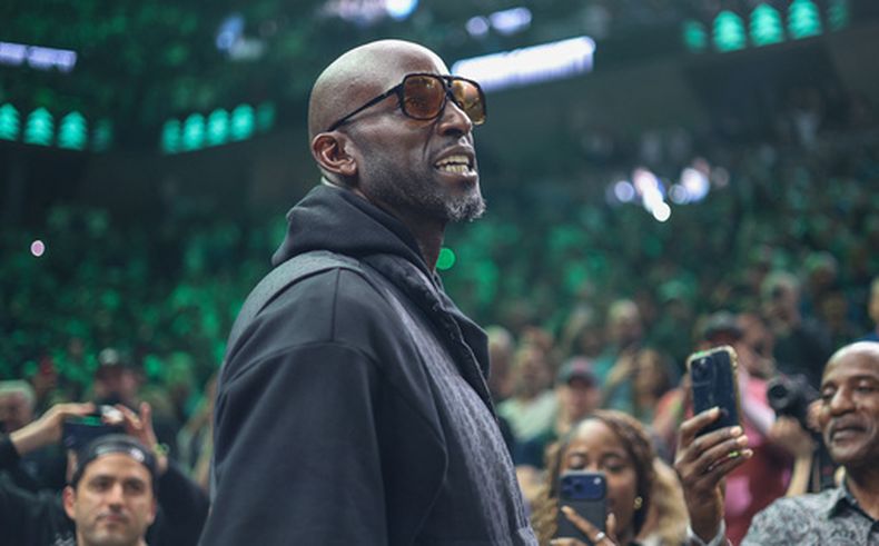Kevin Garnett, exjugador de los Timberwolves de Minnesota, es presentado antes de un juego de baloncesto de la NBA entre los Pelicans de Nueva Orleans y los Timberwolves, el domingo 12 de abril de 2026, en Minneapolis. (Foto AP/Matt Krohn)