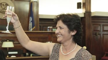 En esta imagen sin fecha proporcionada por su hija, Mandonna Donna Kashanian, de 64 años, sostiene una copa de champán. (Kaitlynn Milne via AP)