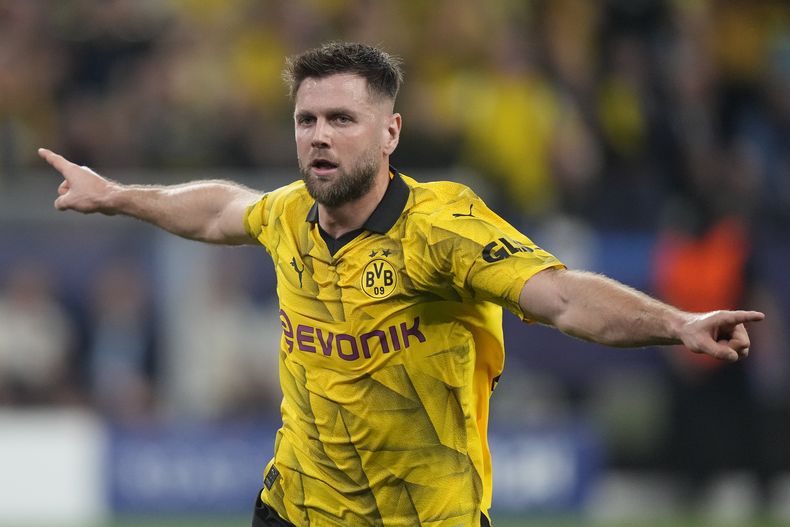 Niclas Fuellkrug celebra tras anotar el gol que le dio a Borussia Dortmund la victoria 1-0 ante el Paris Saint-Germain en el partido de ida de las semifinales de la Liga de Campeones, el miércoles 1 de mayo de 2024, en Dortmund. (AP Foto/Matthias Schrader)