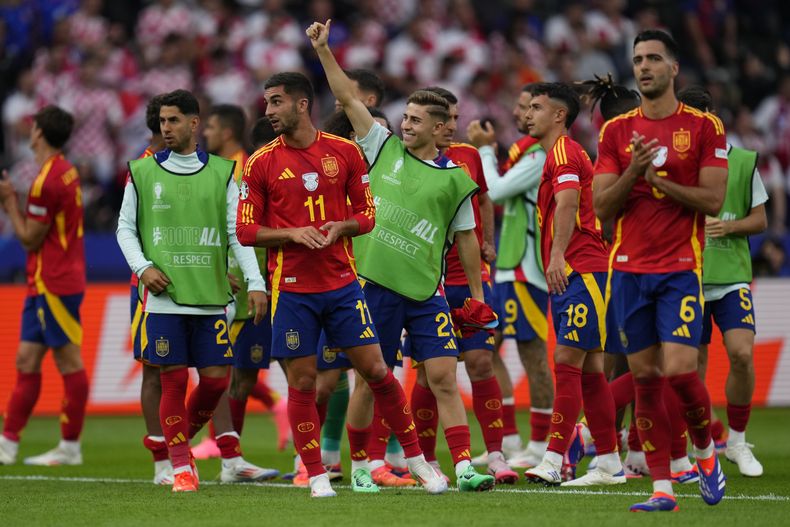 Jugadores de España celebran al final de un partido del Grupo B entre España y Croacia en la Eurocopa 2024 en Berlín, Alemania, el sábado 15 de junio de 2024. España derrotó 3-0 a Croacia. (AP Foto/Manu Fernández)