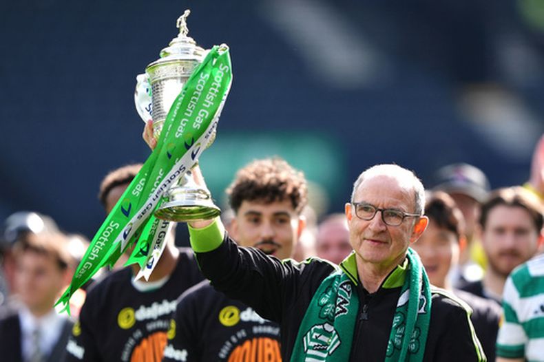El entrenador del Celtic, Martin ONeill, celebra con el trofeo tras ganar la final de la Copa de Escocia masculina en Glasgow, Escocia, el sábado 23 de mayo de 2026. (Andrew Milligan/PA vía AP)