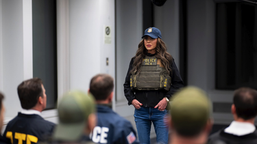 secretaria de seguridad nacional acusa a dos miembros de su agencia de filtrar informacion sobre operativos de deportacion