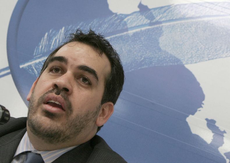 ARCHIVO - En esta imagen del 29 de noviembre de 2006, el abogado Ignacio J. Alvarez habla sobre la libertad de prensa en San Jos&eacute;, Costa Rica. Alvarez es uno de dos abogados que representan a Astrid Hurtado, de 52 a&ntilde;os y ex informante secret