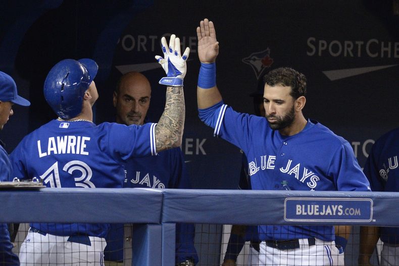 El dominicano Jos&eacute; Bautista (derecha) de los Azulejos de Toronto felicita a Brett Lawrie luego que &eacute;ste bateara un jonr&oacute;n ante los Medias Rojas de Boston el domingo 27 de abril de 2014. (AP Foto/The Canadian Press, Frank Gunn)