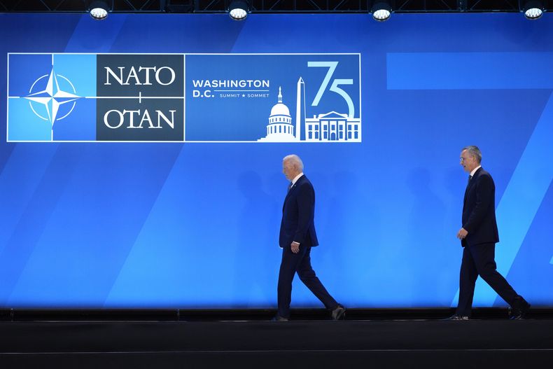 El presidente estadounidense Joe Biden (izquierda) y el secretario general de la OTAN, Jens Stoltenberg, caminan al escenario para una ceremonia de bienvenida en la cumbre de la OTAN en Washington, el miércoles 10 de julio de 2024. (AP Foto/Mark Schiefelbein)