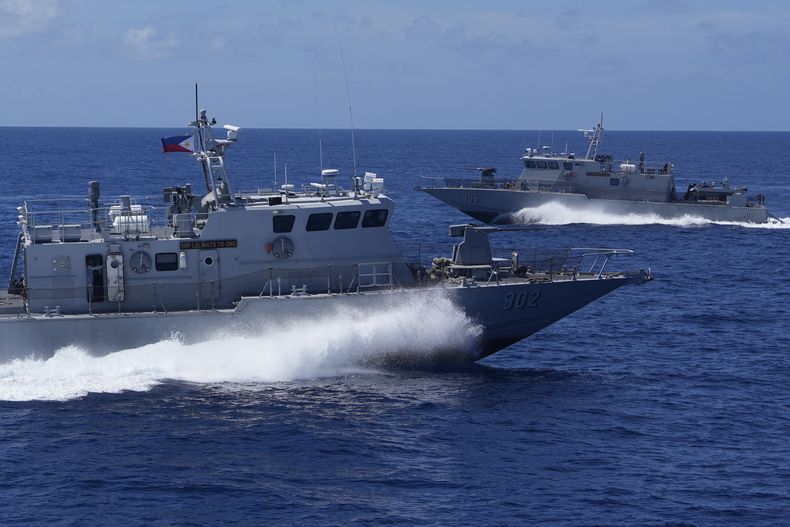 Fuerzas filipinas participan en unas maniobras el 6 de noviembre de 2024 en aguas disputadas del Mar de China Meridional, el 6 de noviembre de 2024. (AP Foto/Aaron Favila, archivo)